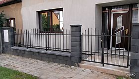 Kovaný plot s jednoduchým designem